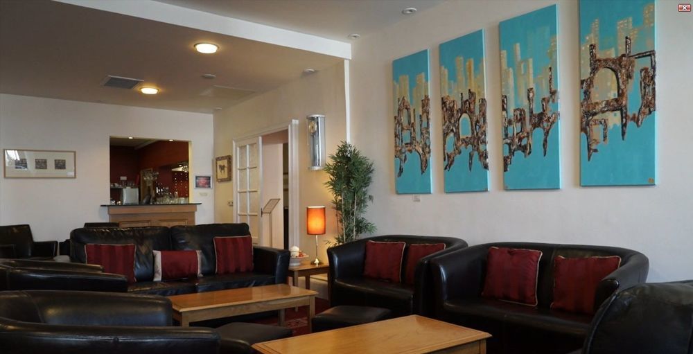 Portrush Adelphi Hotel ภายนอก รูปภาพ The lounge at the airport
