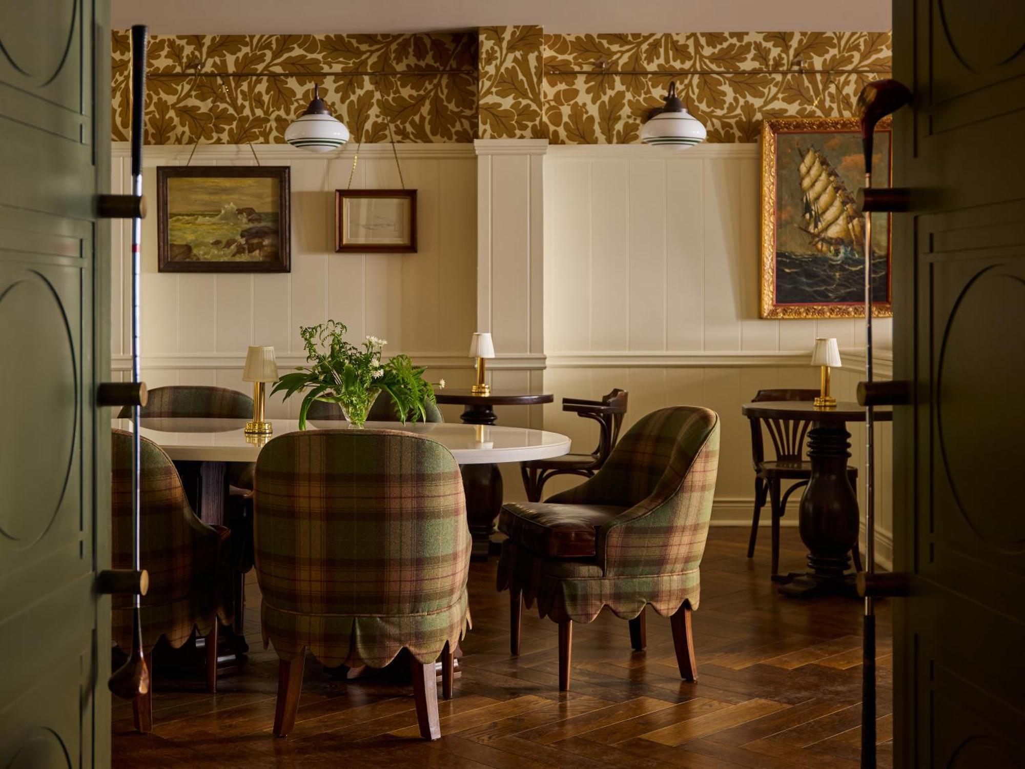 Portrush Adelphi Hotel ภายนอก รูปภาพ