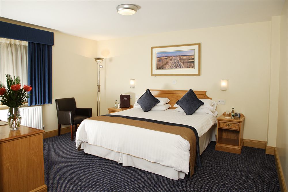 Portrush Adelphi Hotel ภายนอก รูปภาพ A bedroom at the hotel