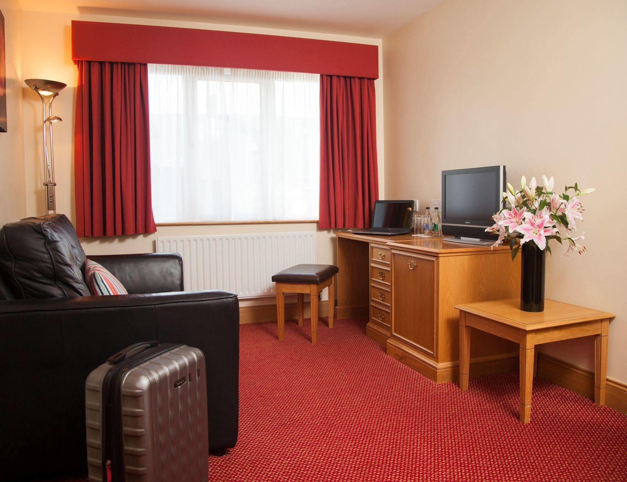 Portrush Adelphi Hotel ภายนอก รูปภาพ A typical hotel room